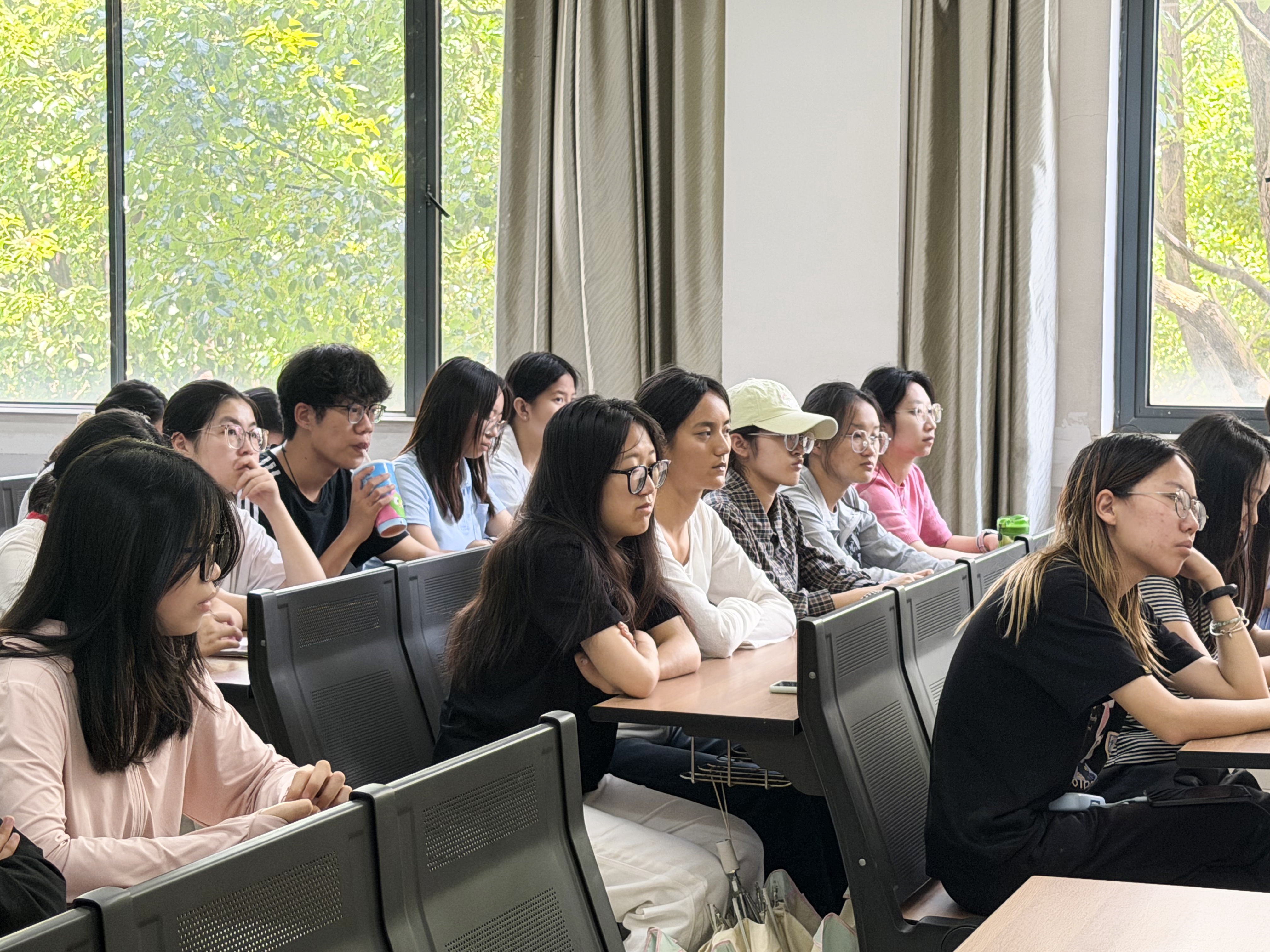 听课学生.jpg